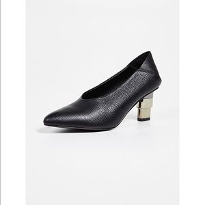 JAAGAR V Cut Pebbled Heel Pumps - Size 7